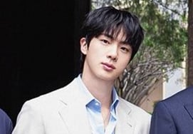 'PRINCE JIN IN MEXICO' 防弹少年团JIN 在墨西哥索卡洛广场打招呼的'World Wide Handsome Prince'...热烈的欢迎
