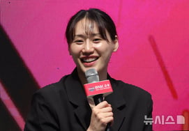 'Jugadora estrella de la selección nacional' Kang Yi-seul firma contrato de cuatro años con el Banco Woori: "Agradezco al equipo que me brindó buenas condiciones y oportunidades"... Construye un 'duo formidable' con Kim Dan-bi