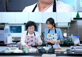Moon Jung Hee cũng không biết.Mẹ "Con gái lớn lên bằng sữa dongyang, cầu nguyện cho Han Ye Jong không đậu" [nhà hàng tiện lợi]