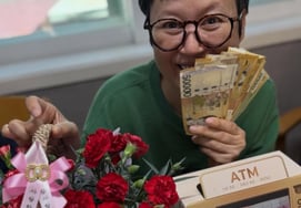 Park Mi-seon, sorprendida por el regalo del Día de los Padres y las Madres con dinero que caía a raudales: «Hay de todo»