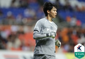 With 14 goals conceded in three games and even the starting and second-choice goalkeepers unavailable, 'bottom-ranked' GwangjuFC is in a state of extreme emergency.
