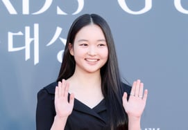 チェ・ユリ、キュートな手の挨拶 [★写真]