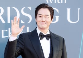 Yoo Ji-tae, aparece en la mesa de los premios Baeksang [★FOTO]