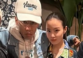 Dok2♥Lee Hi, seeds are already spilling... Public love letter: 'Blue jacket couple look + hand on shoulder + mirror selfie'