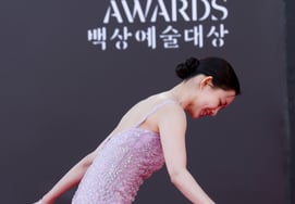 シン・ヒョンビン、あまりにも長いドレスで揺れた [★写真]