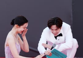 Shin Hyun-bin, awkwardly falls down [★Photo]