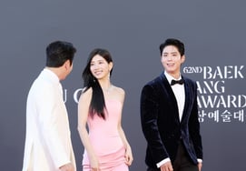 Shin Dong-yeop, Suzy, and Park Bo-gum share laughs on the red carpet at the awards ceremony [★Photo]