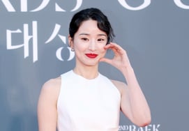 Bang Hyo-rin, con vestido blanco puro y labios rojos intensos [★FOTO]