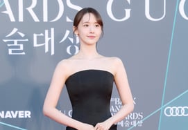 ユナ、シンプルなドレスも顔でこなす [★写真]