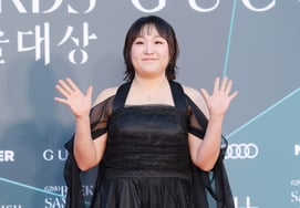 Lee Su-ji, shedding her character for a lovely moment [★Photo]