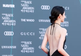 パク・ジヒョン、背中がすっかり開いてるね [★写真]