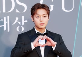 パク・ジフン、タキシード姿の単宗兄 [★写真]