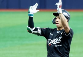 [Foto] '¡Un grito de aliento desde la grada de la tercera base es un hit de Jang Jeon!' Yoo Jun-gyu
