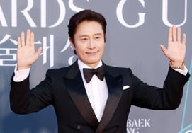 イ・ビョンホン、どうしようもない品格 [★写真]