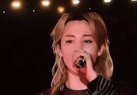 Incluso reveló sus abdominales de forma inesperada... El 'genio de su profesión' Jimin de BTS encendió México City