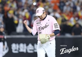 Lee Min Woo của Hanwha đã ném bóng ngược sau 1436 ngày trong vòng 3 lượt inning 62 quả bóng.