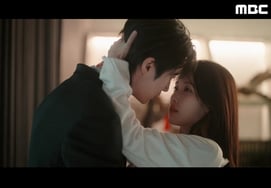 IU and Byun Woo-seok share a mutual kiss.. Ratings explode, reaching a peak of 15.4% [21st Century Grand Duchess]