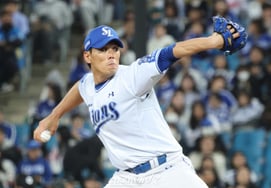 Kim Jae-yun, who once played as a catcher, has far surpassed the 200th saves milestone, a feat achieved by only six players in Korean baseball history: Kim Yong-soo, Koo Dae-sung, Oh Seung-hwan, Im Chang-yong, and Son Seung-lak.