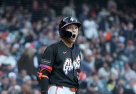 ¡Ah! Lee Jung-hoo, en el final del noveno inning con dos outs y bases llenas, vio robado un hit con carrera por una gran jugada defensiva, pero aun así logró un hit consecutivo en dos juegos... SF permitió un récord de 20 hits y sufrió una gran derrota.