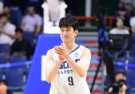 「ホテルの一階が罵声でいっぱいになるほど…」「」 逆転負けで落ち込んでいた瞬間、‘キャプテン’のチョン・ヒジェのリーダーシップが光った [釜山現場]