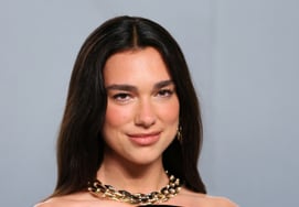 デュア・リパ、サムスン電子との200億ウォン規模の訴訟..「許可なく私の顔を使った」 [ワールドスタイシュー]
