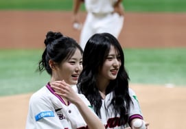 [Photo] "The one who threw the first pitch is Hee-yeon!" and Hyun-jin