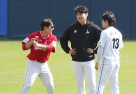 [Photo] Choi Jun-woo, a distraction tactic during cleaning time