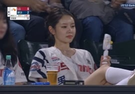 "Simplemente una tendencia": Meng Seung-ji, polémica por 'falta de deportividad' al subir los pies en el estadio de béisbol.. Resulta ser IA