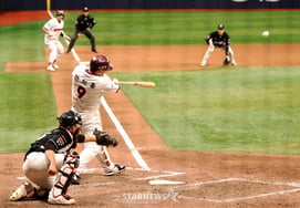[Foto] An Chi-hong remata con un jonrón de la gran escalera en la oportunidad de bases llenas en el final de la novena entrada.