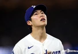'Swing and a miss—swing and a miss—swing and a miss': Kim Hye-seong strikes out three times, batting average falls below .300... 'Bets' imminent return brings urgent pressure [LAD Review]