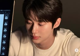 Dù chỉ mặc mỗi áo thun trắng.Byeon Woo Seok, hào quang đốn tim phái nữ