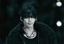 V, "I can't resist Mexican skewers called Banderilla" — Caught buying from a street vendor during the concert parade by his members [K-EYES]