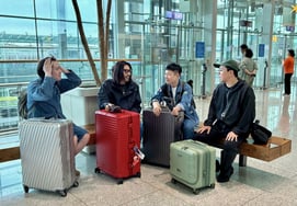 Choi Kang-rok, a master roller coaster enthusiast from the underground scene, joined Hong-chul Noh, Kyung-pyo Ko, and Panivottle on a journey to the world's top 1% of amusement parks. [Roller Coaster Trip]