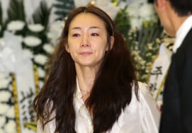 チェ・ジウの父親の訃報..認知症の高齢者への入浴ボランティアを続けてきた軍人出身の父 [公式]