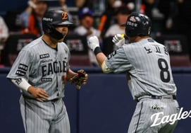 Noh Si Hwan, Man Lupo → Kang Baek Ho, Ryu Hyun Jin, người giúp đỡ đặc biệt cho chiến thắng đầu tiên tại Gocheok Dome... Hanwha giành chiến thắng thứ 3 liên tiếp với Kirum 'nhảy vọt lên vị trí thứ 6' [Review tại trường quay Gocheok Sky Dome]
