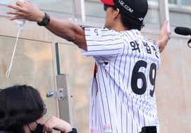 [Foto] Park Jun-hyeong: «¿Qué les parece mi uniforme de Waseupman?»