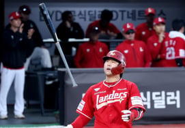 [Chụp ảnh] 'Dù vậy vẫn thấy tiếc khi phải đi 3 lần!'' Choi Jung đã lập kỷ lục home run 2 chữ số liên tiếp trong 21 mùa giải