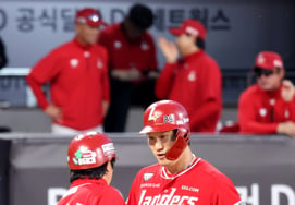[Foto] 'Choi Jeong conecta jonrón de 1 carrera y el capitán Oh Tae-gon también suma jonrón de 1 carrera'