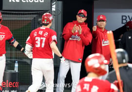 [Foto] El entrenador Lee Seung-yong, aplaudiendo: «El capitán Oh Tae-gon también debe sumar un jonrón de 1 punto»