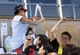 [Foto] Park Jun-hyeong, 'Wassup Man' director de la afición