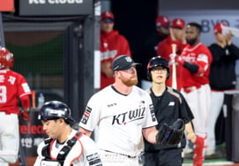 [Photo] "Ah... already five runs allowed, what a tired night," Sauer