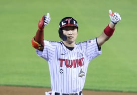 [フォト] 同点打のパク・ヘミン「私がキャプテンだ」'