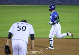 [Foto] Jeon Byeong-woo conecta un grand slam contra Jang Hyun-sik
