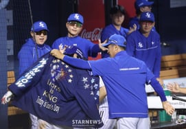 [Foto] Park Jin-man: "El traje de fiesta de Samsung tiene nueve estrellas"