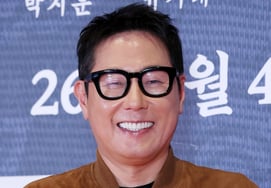"Carried Me Up" Yoo Jae-suk and 16 Years Later... Yoon Jong-shin Selected as New MC for 'Happy Together'