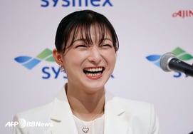 "Actually, I got married last week." 女 Surprise announcement at figure skating superstar's retirement press conference
