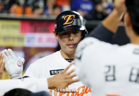 'El líder de la liga en slugging' de 23 años, receptor de Hanwha, con una presencia tan impactante que rivaliza con Choi Hyung-woo, ¿se romperá finalmente la estructura de dos poderes de 15 años de Yang Ji-ji?