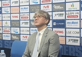 ソノのバスケットボールには感動がある! 取材陣の拍手を受けて去ったソン·チャンファン「不格好な監督に会えて感謝と申し訳なさを感じる→スーパーチームKCCに敬意を表す」"