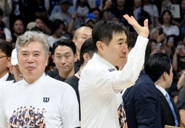 [Photo] "How long has it been since the last championship?" Coach Lee Sang-min waves to cheering fans
