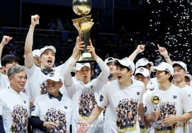 [Foto] 'Ceremonia del trofeo': el entrenador Lee Sang-min y Heo Woong, Heo Hoon